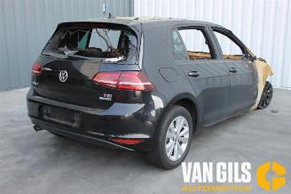 damaged passenger cars Volkswagen Golf  2015/10