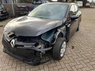 damaged passenger cars Renault Clio  2015/11