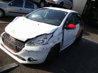 Damaged car Peugeot 208  2013/1