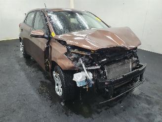 uszkodzony samochody osobowe Hyundai I-10 C14A 2015/12