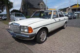 uszkodzony samochody osobowe Mercedes 200-300D 200 DIESEL 123 TYPE SEDAN 1977/4